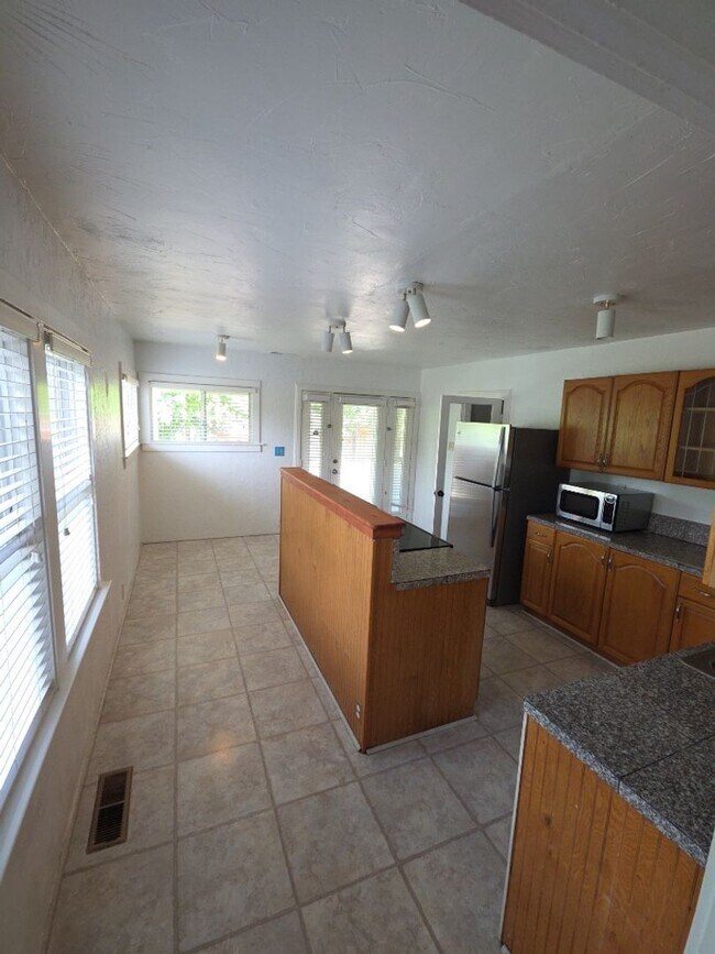 Building Photo - Central Lakeport 3-Bedroom Home