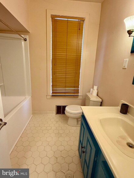 Building Photo - 136 Maple Terrace