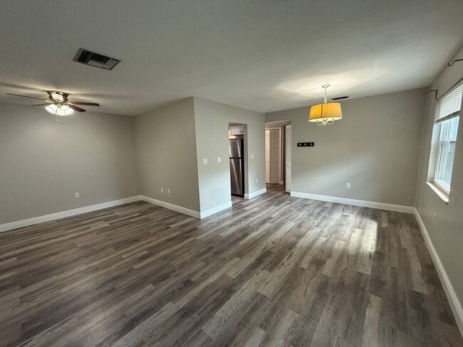 Building Photo - 2/1 UPDATED UNIT in a Triplex
