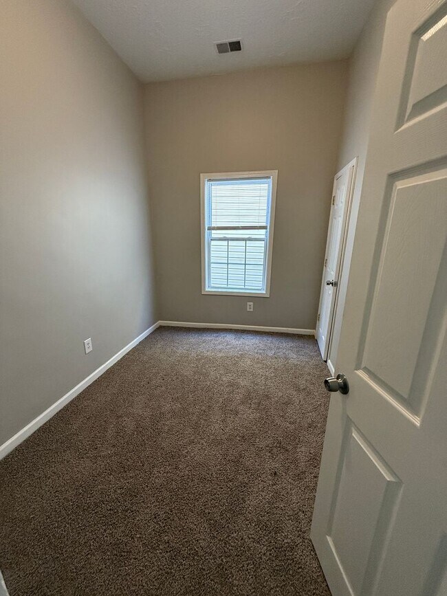 Building Photo - 3-BED 1-BATH SINGLE FAMILY HOME