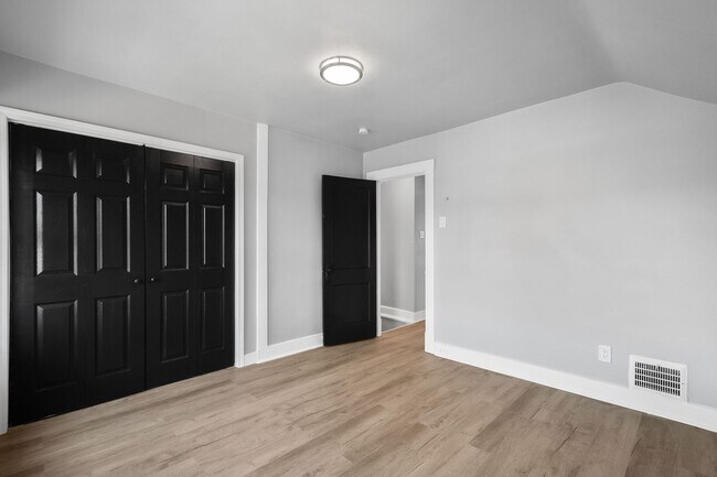 Building Photo - Stunning 2 bedroom home in Carrick availab...