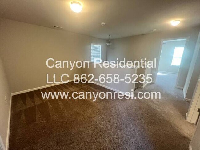 Building Photo - Beautiful 3 Bedroom 2.5 bath in well sough...