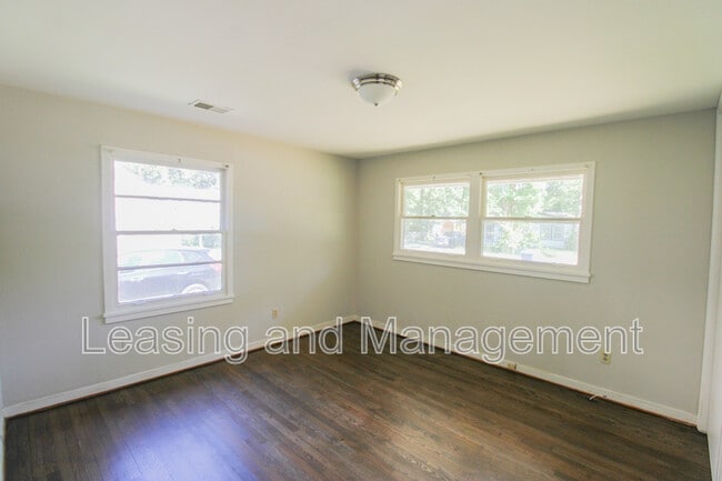 Building Photo - 1428 N Sherwood Dr