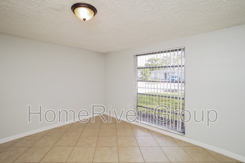 Building Photo - 10005 Regency Park Blvd