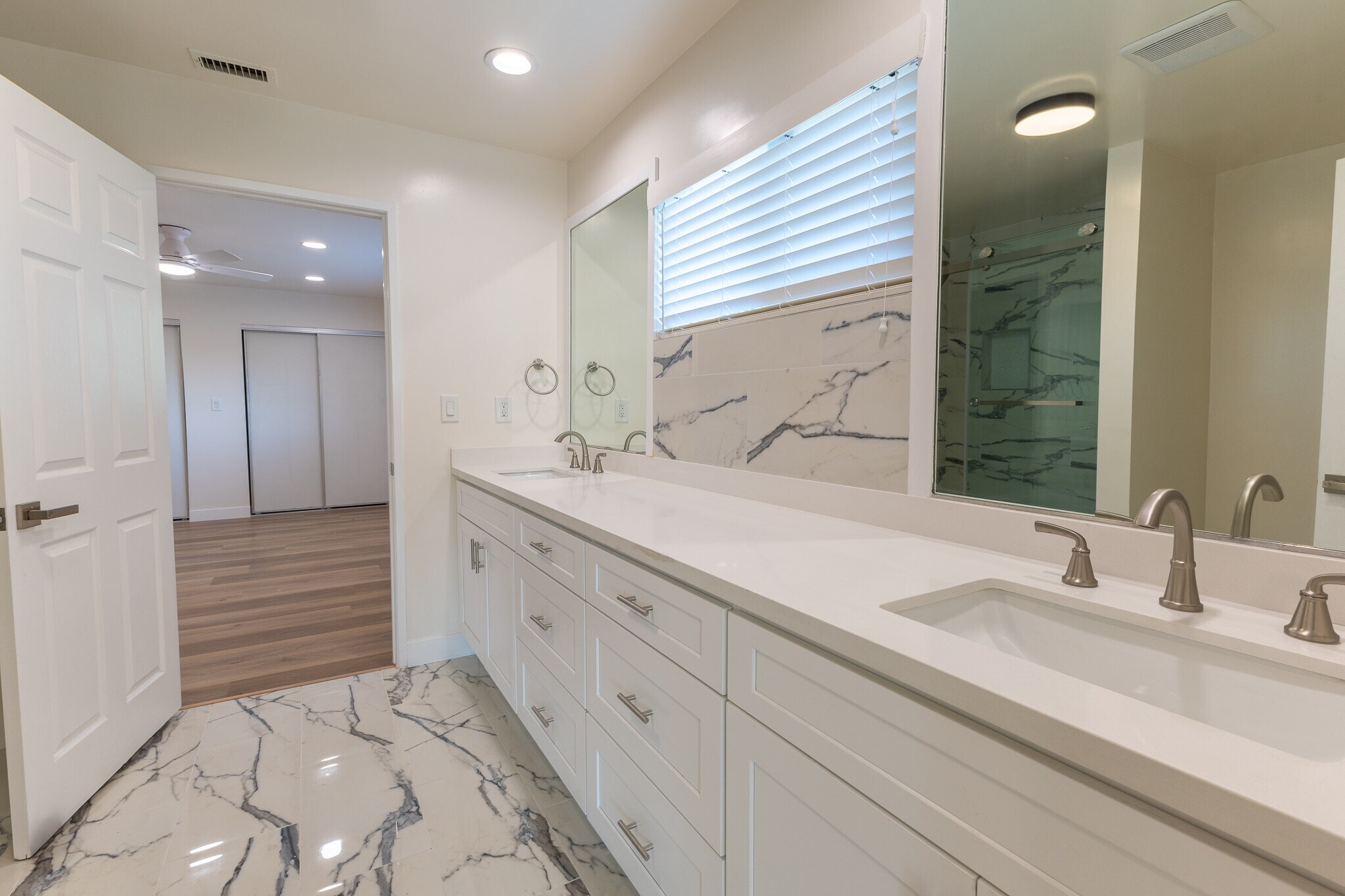 Shared bathroom Double vanity - 10342 Dempsey Ave