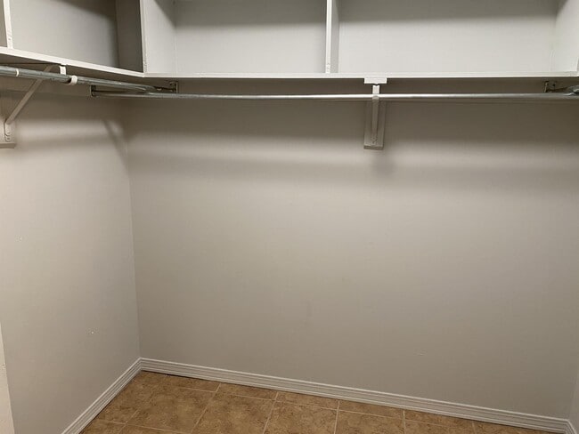 Building Photo - 200 Autumn Dr