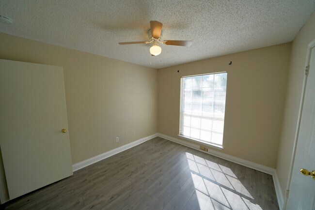 Building Photo - Great Home Near Randolph AFB - Realtor Com...