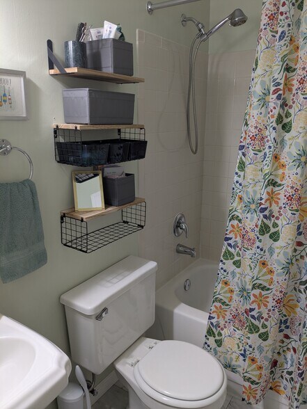 full bath - 626 Jasper St