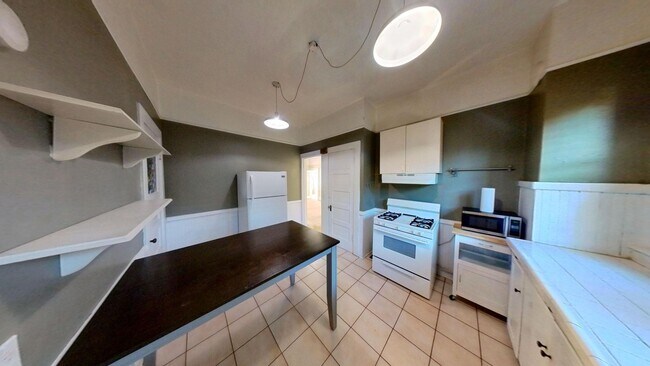 Building Photo - PRICE REDUCTION!! Spacious 2 bedroom 2 Bat...