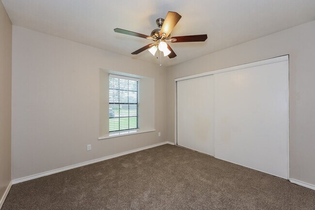 Building Photo - 2208 Gladstone Dr