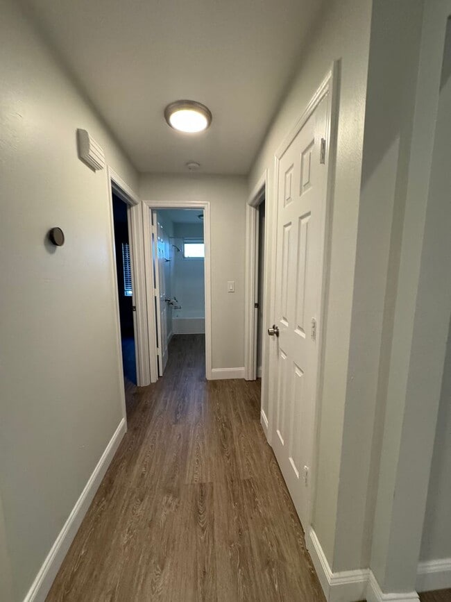 Building Photo - AVAILABLE NOW!  2 Bedroom 2 Bath Duplex with 1 Car Garage!