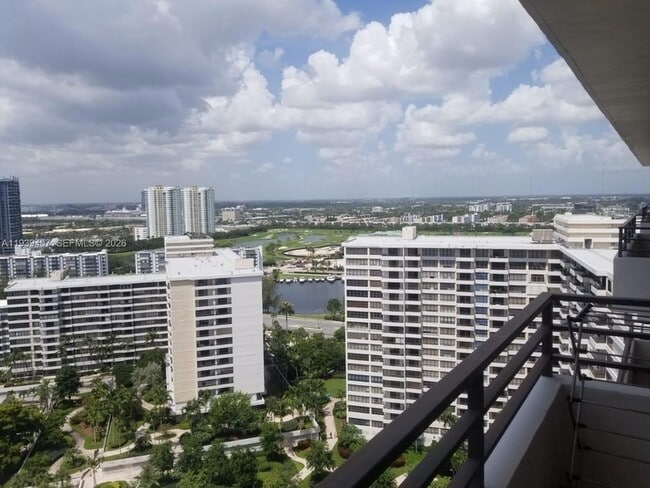 Building Photo - 2500 Parkview Dr