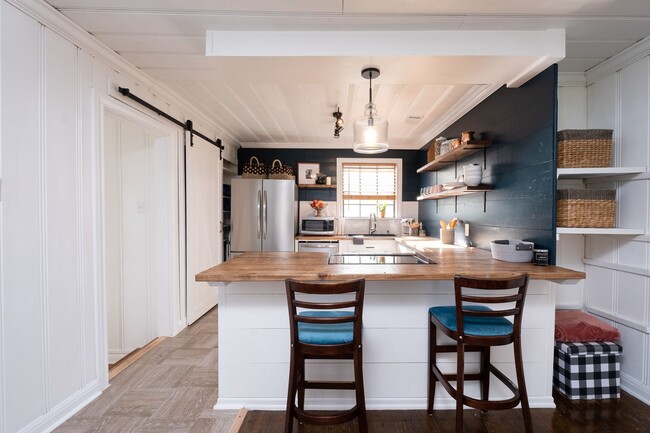 Building Photo - Updated 3-Bedroom Home with Fully Equipped Kitchen & Washer/Dryer in Great Neighborhood!