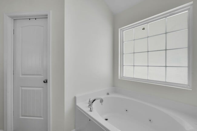 Building Photo - Centrally Located Ranch Home in Richmond Hill