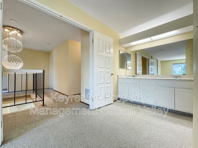 Building Photo - 1293 Knollview Dr