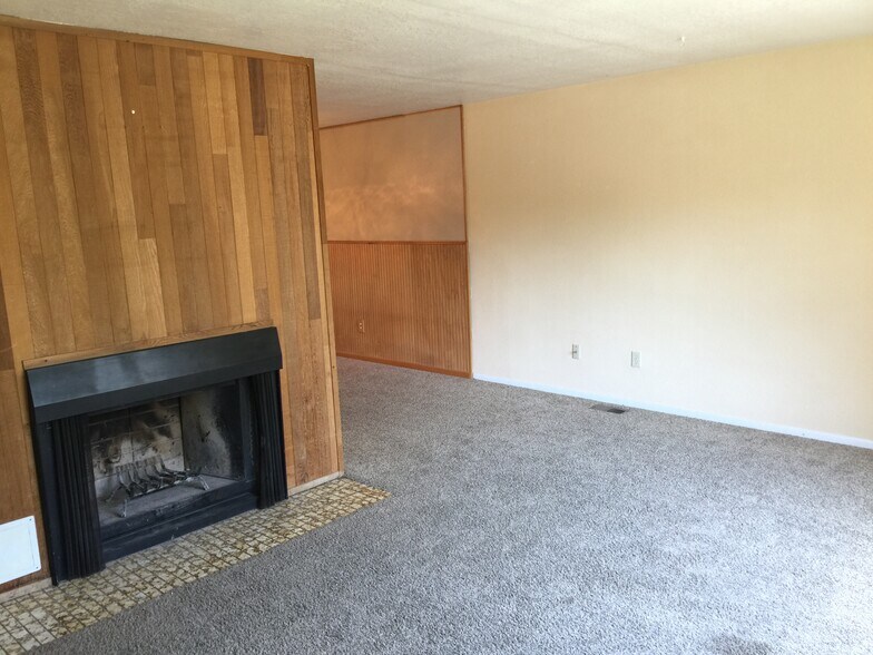 Building Photo - 140 NW Robert St