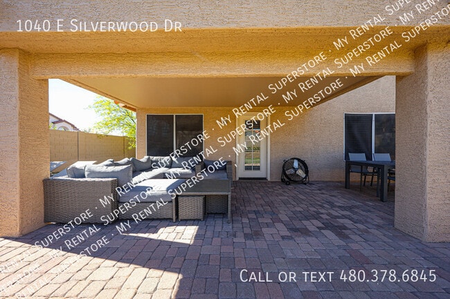 Building Photo - 1040 E Silverwood Dr