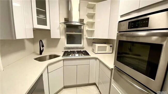 Building Photo - "Charming 3-Bedroom Unit in Queens – Spacious 900 Sq Ft Living!"