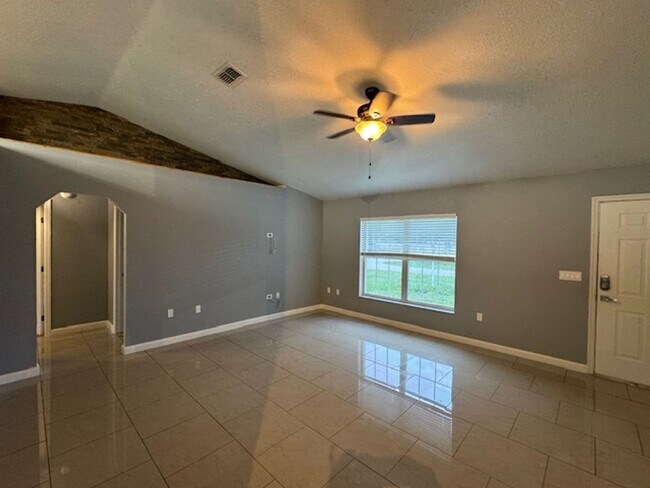 Building Photo - Beautifully Renovated Home In the Shores  3/2/2 **WON"T LAST**