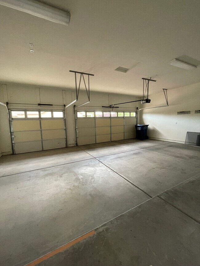 Building Photo - 5649 N Bentley Ct