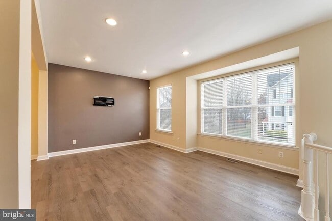 Primary Photo - 43792 Sunset Terrace