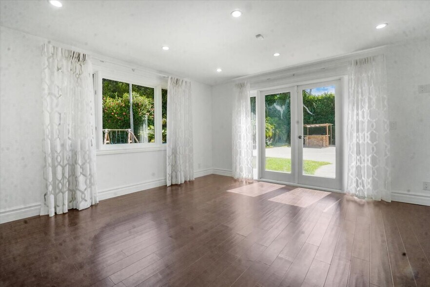 Building Photo - 114 S Layton Dr