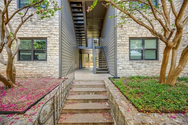 Building Photo - 1510 W N Loop Blvd