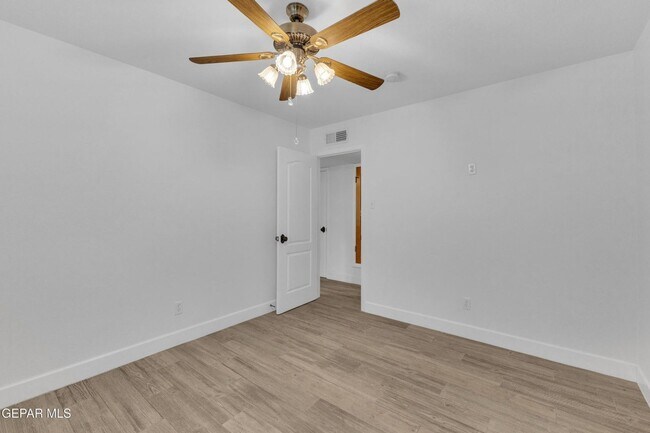 Building Photo - Come to check this beautiful house 4 bedrooms, possible 5th bed and 3 baths.