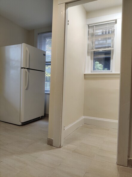 Building Photo - 8 Barrows St