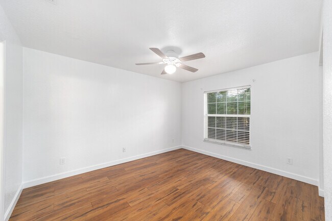 Building Photo - 3630 NE 8th Pl