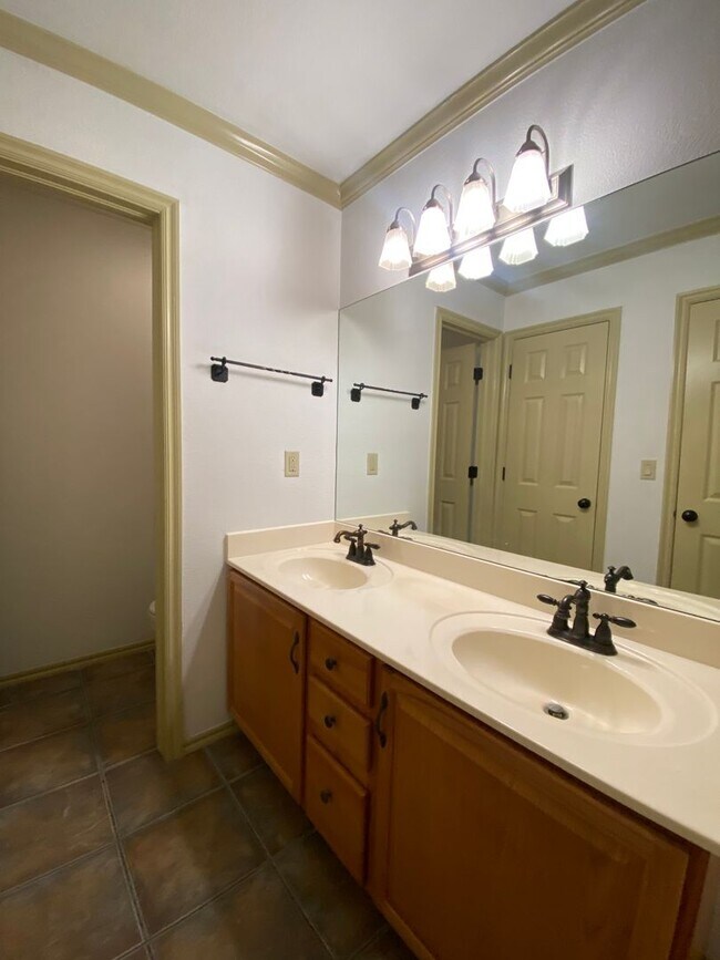 Building Photo - 4 Bedroom With Downstairs Master Bed