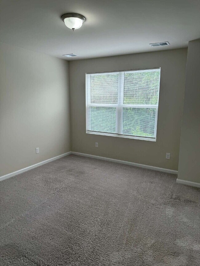 Building Photo - Charming 3-Bed Oasis with 2.5 Baths in Bea...