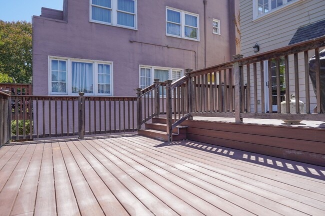 Building Photo - Stunning 4 Bedroom Home In Sought After Pi...