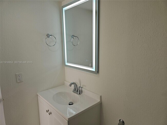 Building Photo - 311 W Park Dr