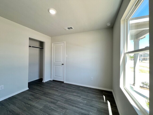 Building Photo - New Home in New Tolar Oaks Neighborhood