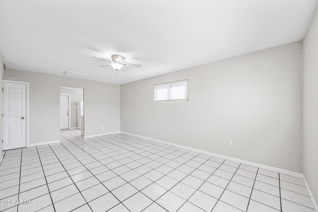 Building Photo - 837 E Alice Ave