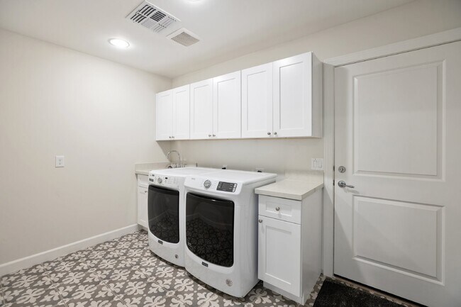 Building Photo - Beautifully furnished Arcadia Lite Rental Home!