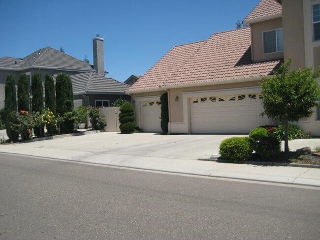Building Photo - Large corner lot, 4 bedroom with Pool/Spa