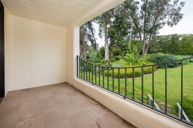 Building Photo - 2bed/2bath Condo in the Heart of Coast Village!