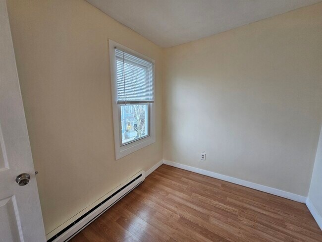 Building Photo - 464 Meridian St