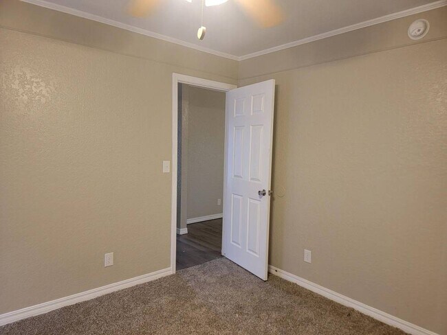 Building Photo - 136 N Greenleaf Dr