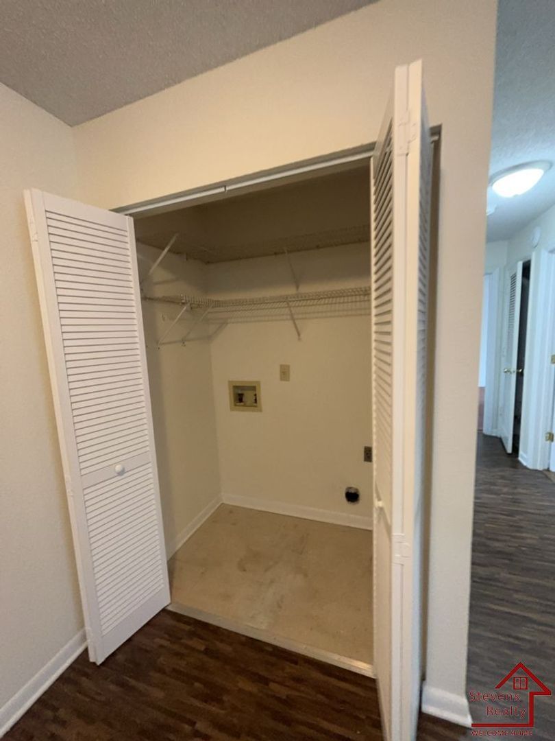 Building Photo - 430 Oriole Dr