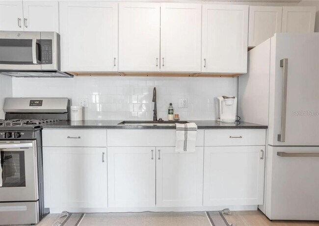 Building Photo - 1700 SW 16th Ct