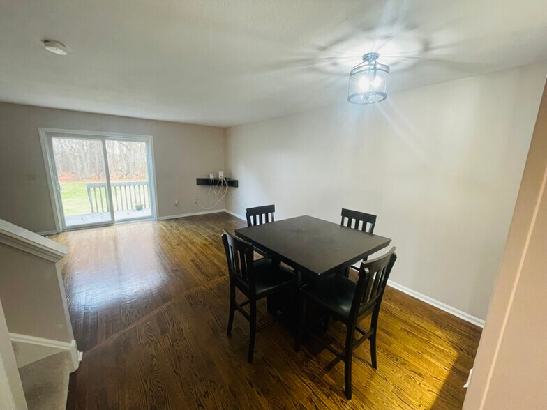 Building Photo - 19 Oak Ridge Dr