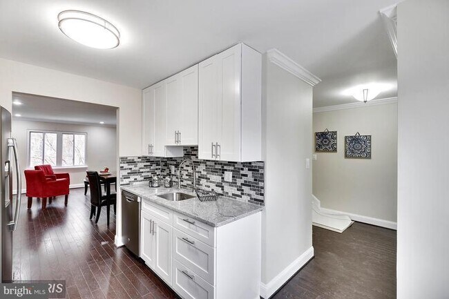Building Photo - 2050 Forest Hill Ln