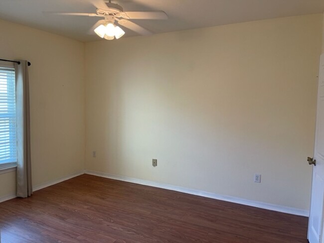 Building Photo - ** Second Floor Condo Available Now in Tid...