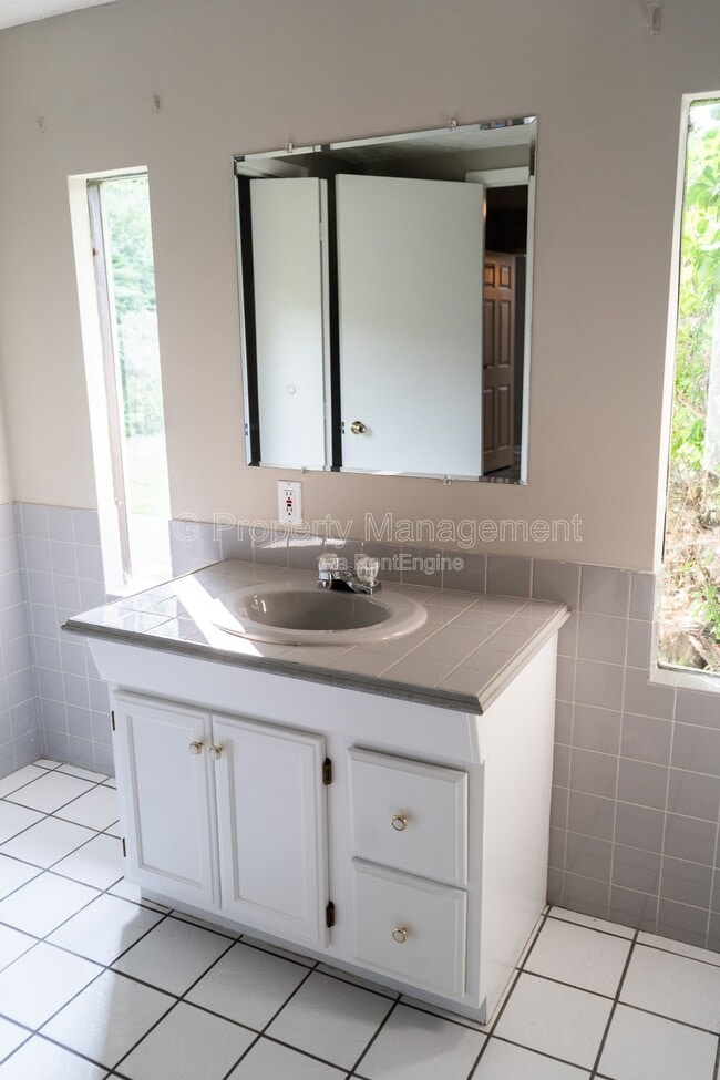 Building Photo - 1816 Lively Rd