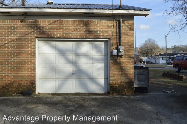 Building Photo - 3 br, 2 bath House - 1611 Chenault Dr SE