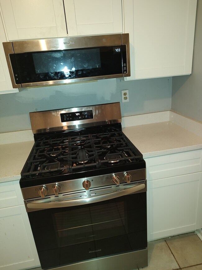 Kitchen - 899 Joseph Club Dr SW