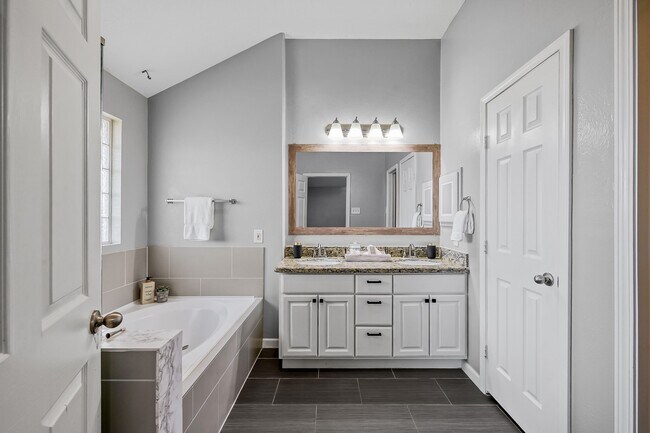 Building Photo - 5714 Overton Park Dr